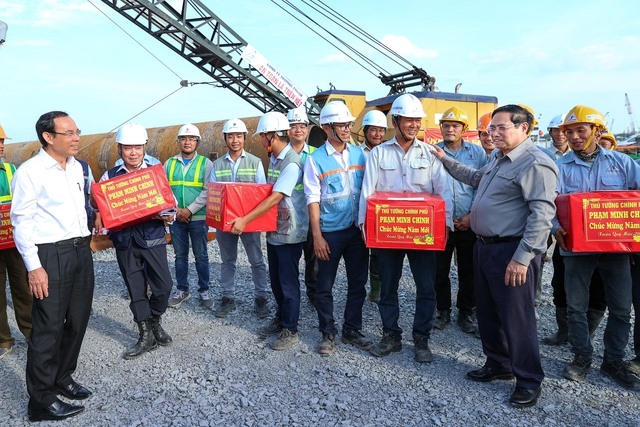 Thủ tướng Phạm Minh Chính tặng quà cho kỹ sư, công nhân thi công cầu Nhơn Trạch.  Ảnh: VGP/Nhật Bắc