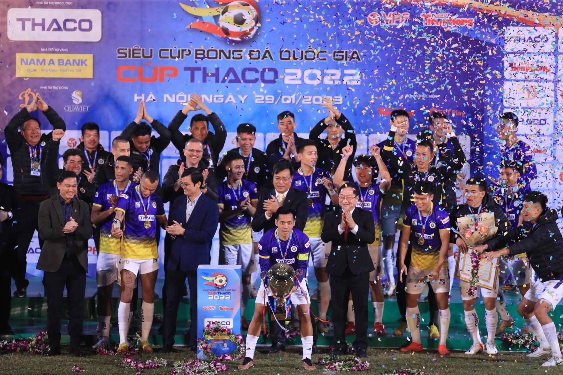 Các cầu thủ Hà Nội nhận cúp từ phía ban tổ chức.