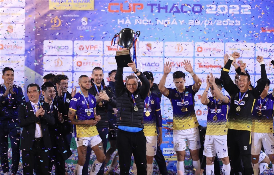 Câu lạc bộ Hà Nội nâng cúp vô địch Siêu cúp Quốc gia 2022. Ảnh: Minh Dân