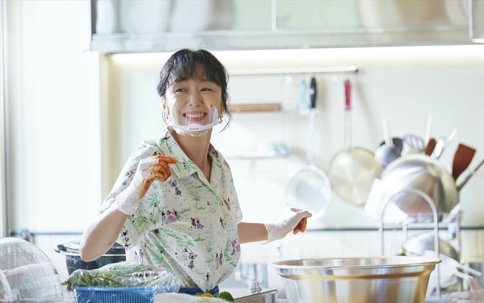 Nữ diễn viên hóa thân tự nhiên trong vai bà chủ quán ăn, người hết lòng vì gia đình, con cái. Ảnh: Nhà sản xuất tvN.