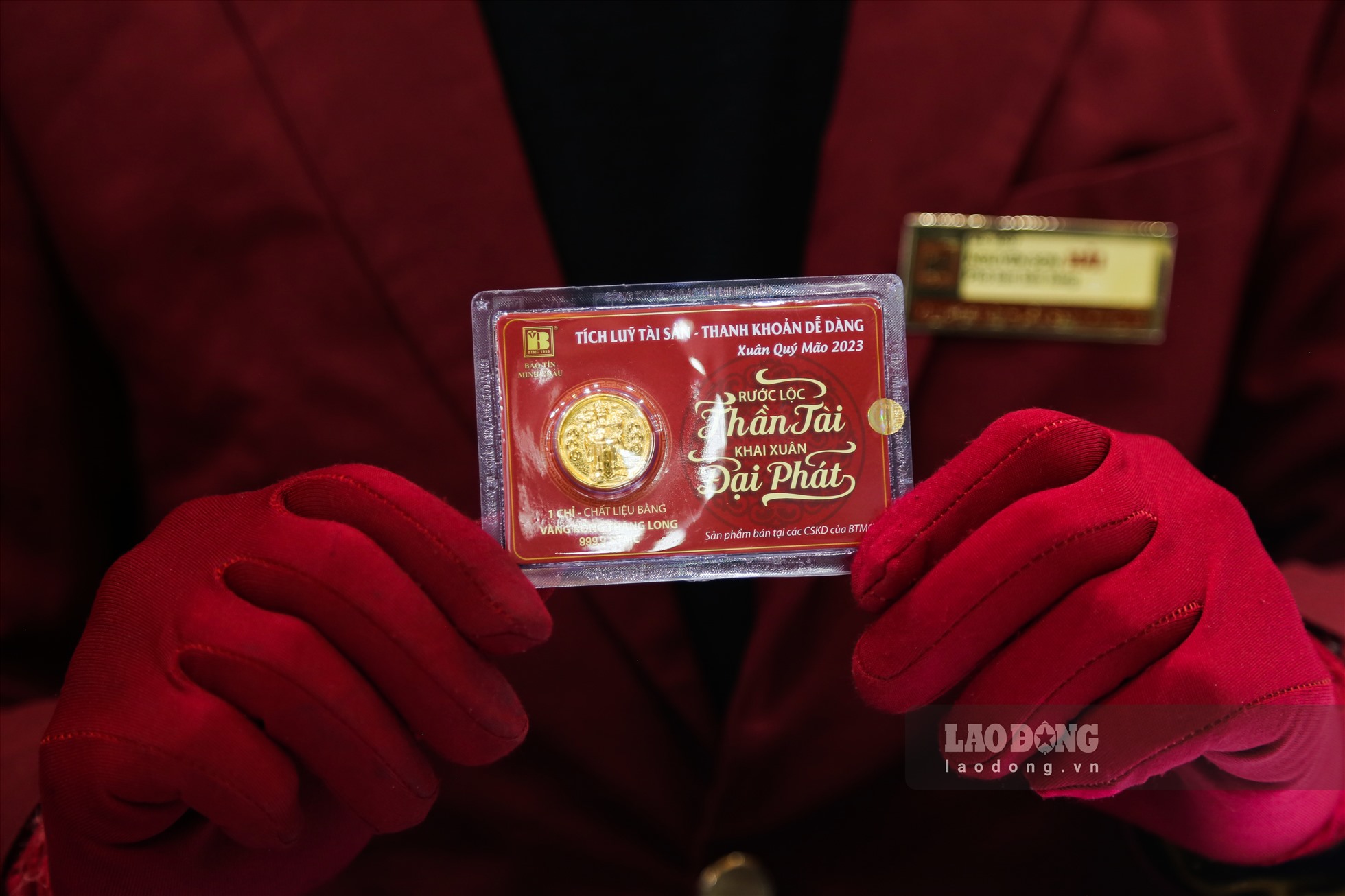 Ghi nhận tại cửa hàng của thương hiệu Bảo Tín Minh Châu, Vỉ Thần Tài - Hoàng Kim Bảo với trọng lượng 1 chỉ vàng 99.9 được nhiều khách hàng lựa chọn.
