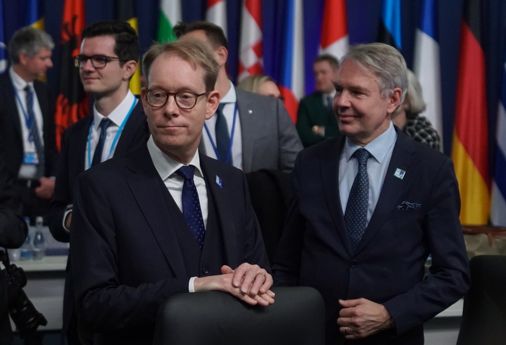 Ngoại trưởng Thụy Điển Tobias Billstrom (trái) và Ngoại trưởng Phần Lan Pekka Haavisto tham dự cuộc họp của các Ngoại trưởng NATO vào 29.12.2022 tại Bucharest, Romania. Ảnh: AFP