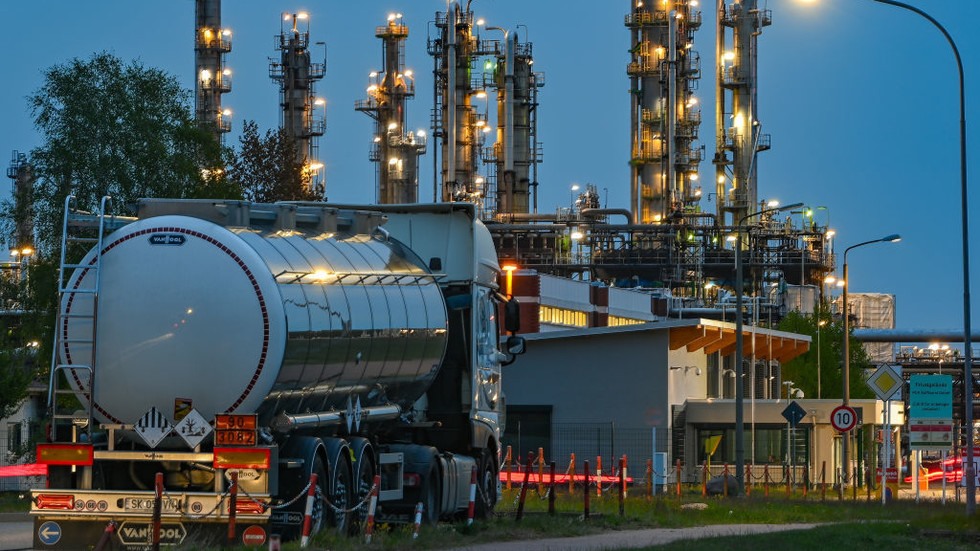 Đức ngừng nhập khẩu dầu của Nga qua đường ống vào ngày 1.1. Ảnh: AFP