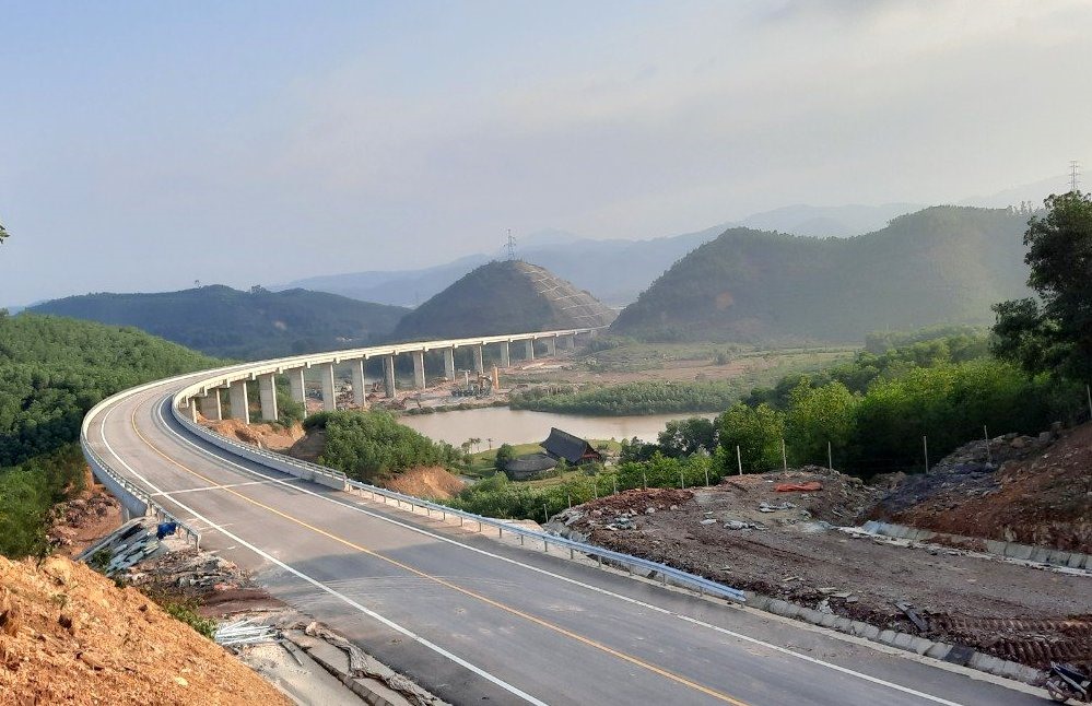 Ông Nguyễn Vũ Quý, Giám đốc Ban QLDA đường Hồ Chí Minh cho biết, dù đã khánh thành, đưa vào khai thác nhưng dự án chưa được bàn giao, vì còn một số hạng mục đang hoàn thiện. Và các phương tiện lưu thông qua tuyến cao tốc này không phải nộp phí.