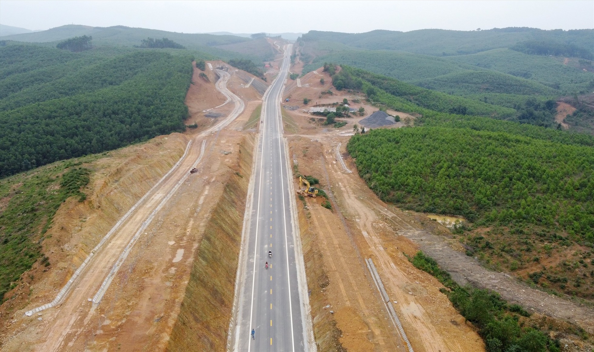 Dự án cao tốc Cam Lộ - La Sơn khởi công ngày 16.9.2019, có tổng vốn đầu tư hơn 7.600 tỉ đồng, gồm 11 gói thầu xây lắp. Công trình là dự án thành phần của cao tốc Bắc Nam phía Đông giai đoạn 2017-2020.