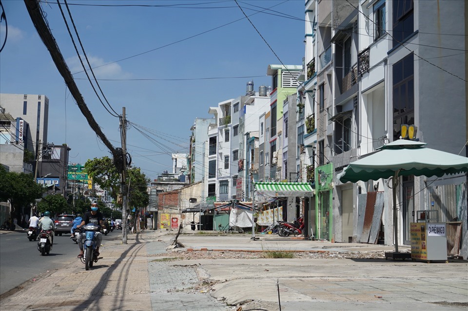 Dãy nhà bên đường Cách Mạng Tháng Tám (quận Tân Bình) được giải tỏa để xây dựng tuyến metro số 2. Ảnh: Minh Quân