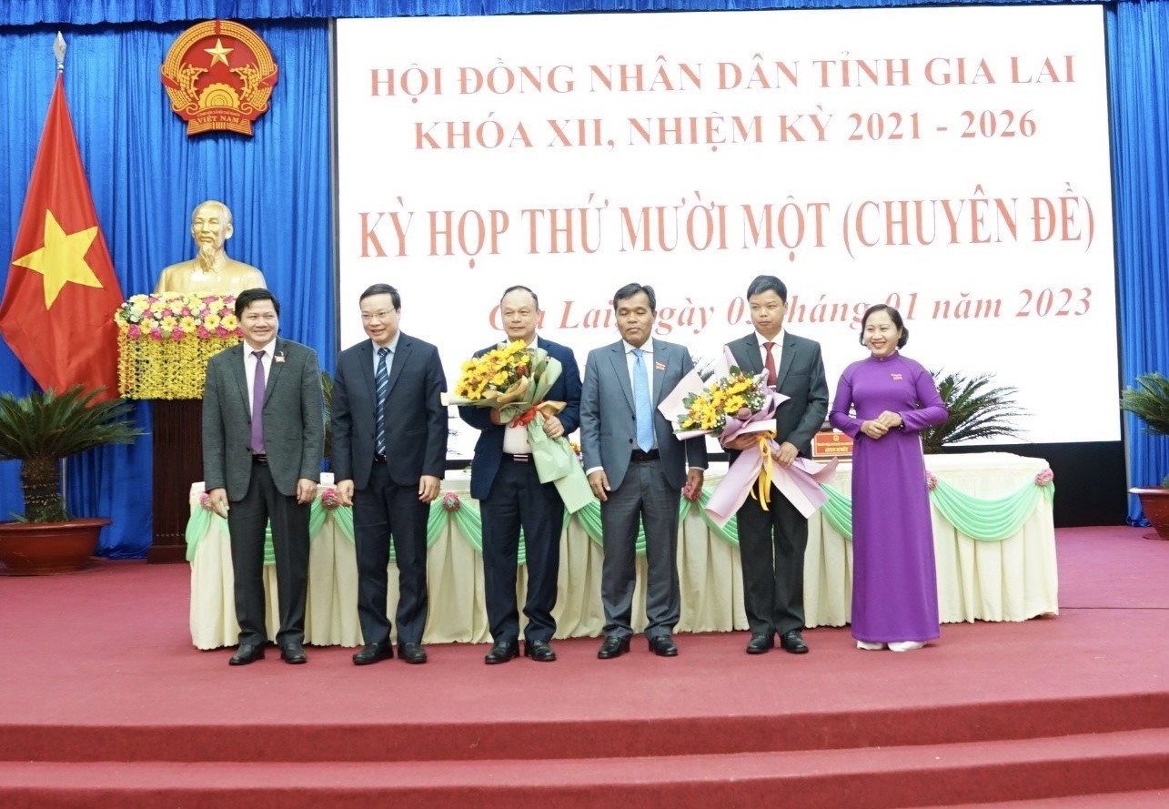 Thường trực HĐND tỉnh Gia Lai tặng hoa chúc mừng 2 tân Phó Chủ tịch tỉnh nhiệm kỳ 2021-2026. Ảnh Thanh Tuấn