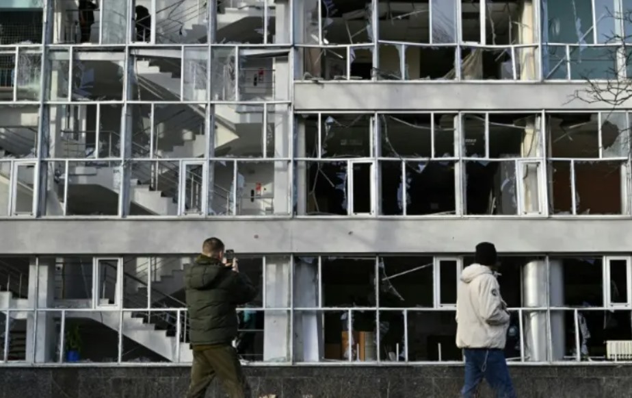 Nhà cửa ở Kiev, Ukraina bị phá hủy trong cuộc không kích ngày 1.1.2023. Ảnh: AFP