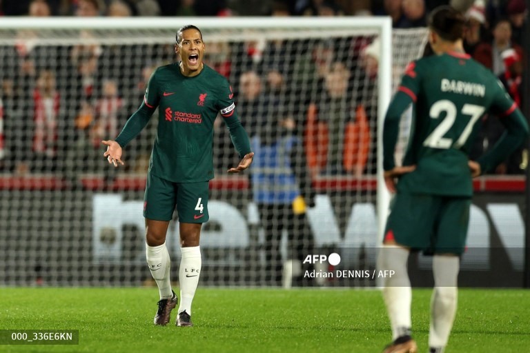 Van Dijk bị thay ra ngay trong hiệp 1.  Ảnh: AFP