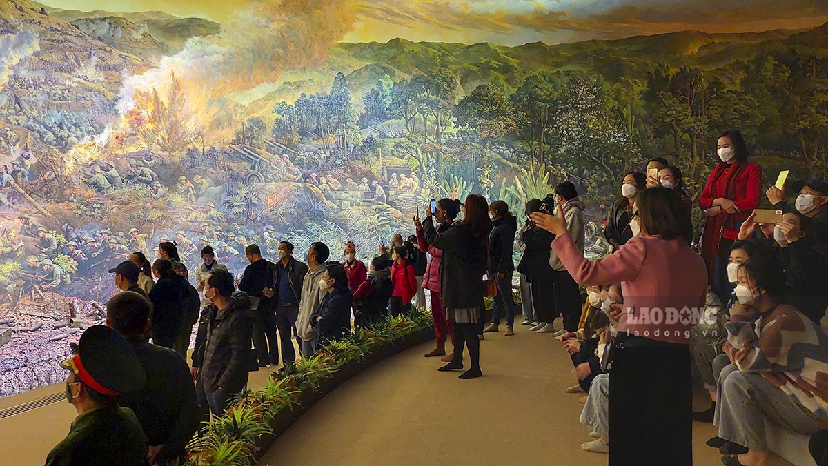 Du khách tham quan bức tranh panorama tại Bảo tàng chiến thắng lịch sử Điện Biên Phủ.