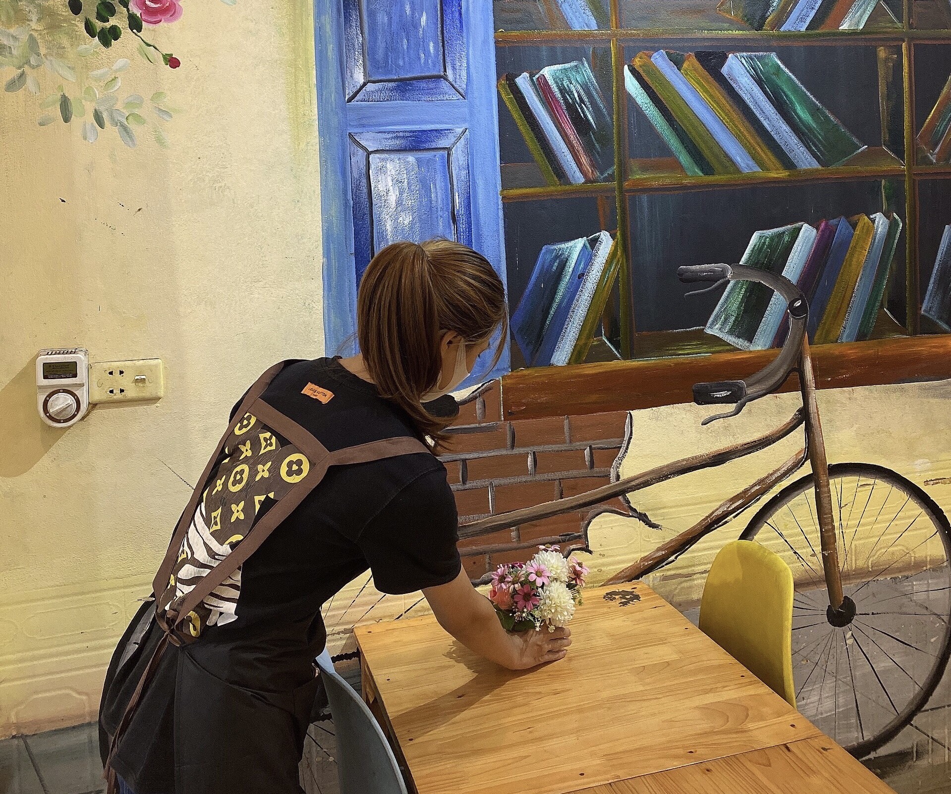 Nhiều sinh viên lên kế hoạch đi làm thêm để có thêm thu nhập trang trải sinh hoạt phí. Ảnh: Chu Trang