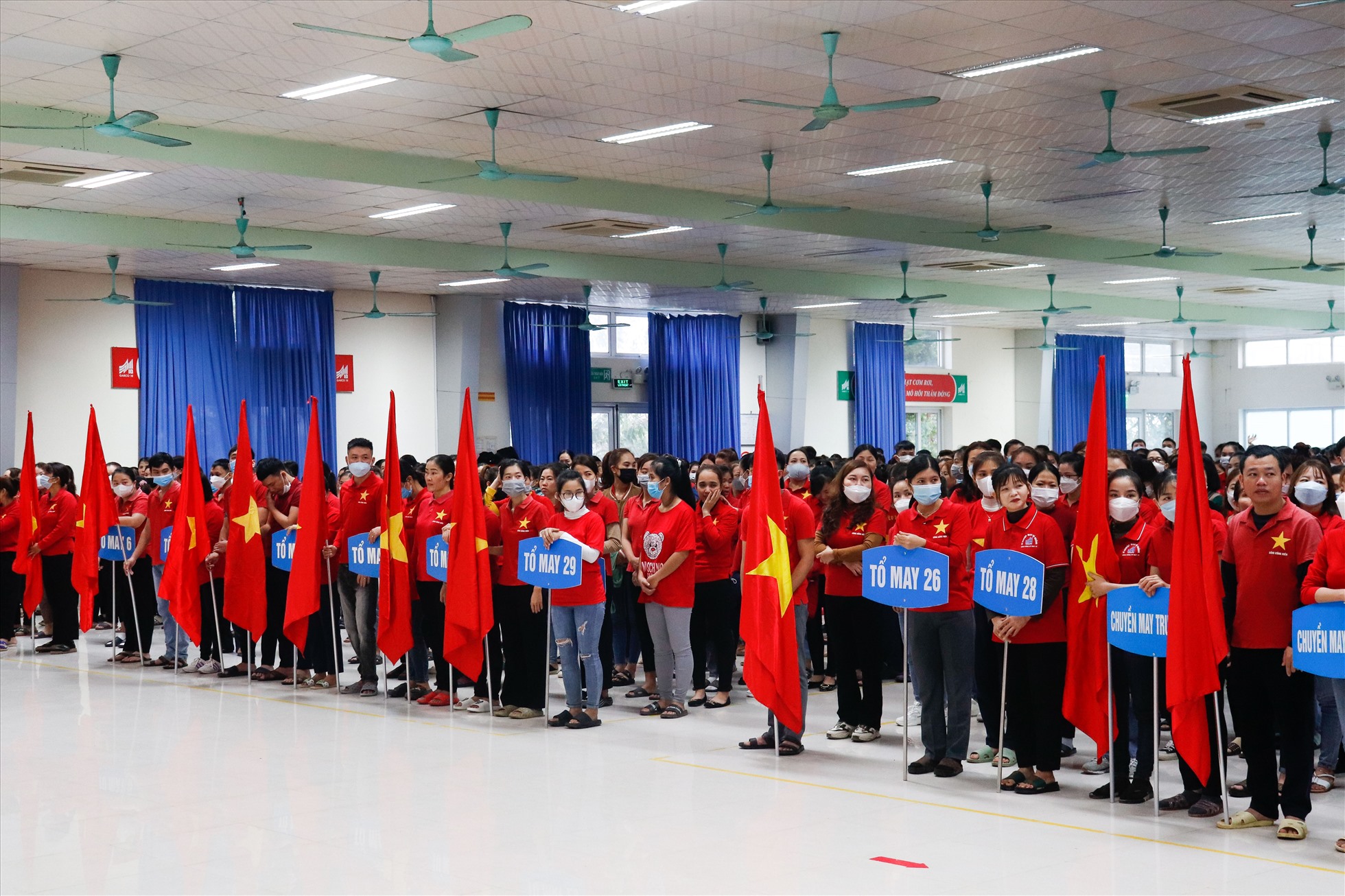 Không khí buổi Lễ chào cờ phát động thi đua năm 2023 tại Xí nghiệp may Hà Quảng. Ảnh: Đ.T