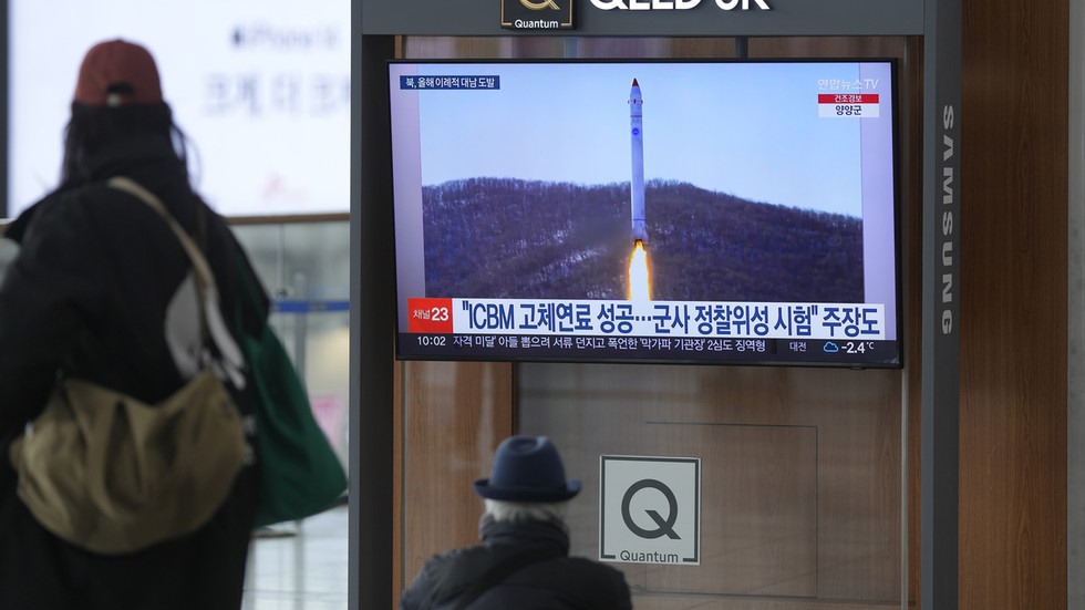 Truyền hình Hàn Quốc đưa tin về vụ phóng tên lửa của Triều Tiên ngày 31.12.2022. Ảnh: AFP