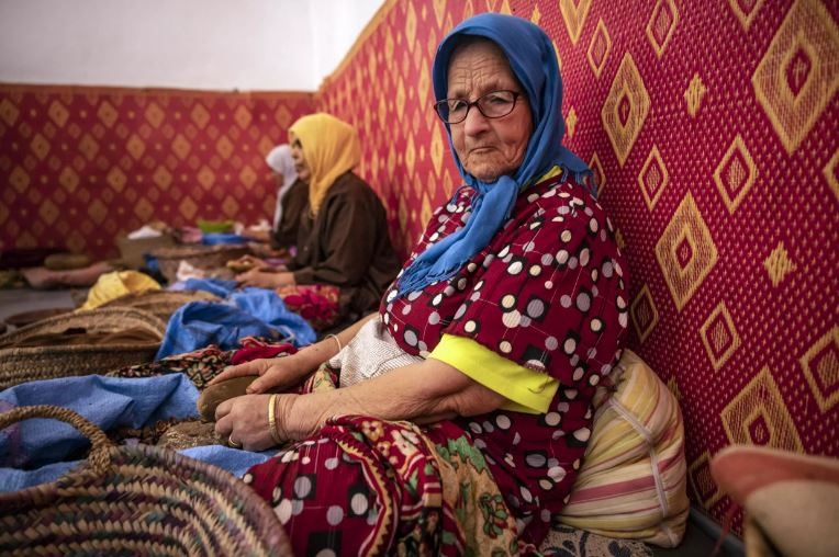 Hầu hết phụ nữ tại hợp tác xã Marjana đều trên 60 tuổi. Ảnh: AFP