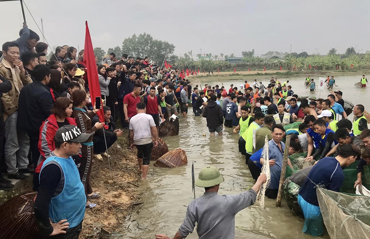 Lễ hội đã thu hút được sự quan tâm, tham gia cổ vũ nhiệt tình của đông đảo nhân dân trong và ngoài xã. Ảnh: Trường Giang.