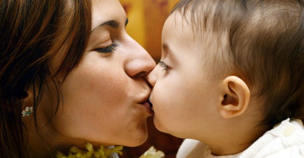 Các chuyên gia y tế khuyến cáo không nên hôn môi trẻ con. Ảnh: AFP