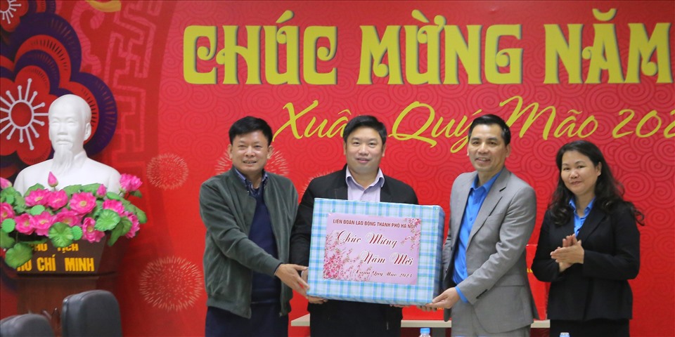 Phó Chủ tịch Liên đoàn Lao động  thành phố Hà Nội Lê Đình Hùng tặng quà Tết cho đơn vị. Ảnh: Ngọc Ánh