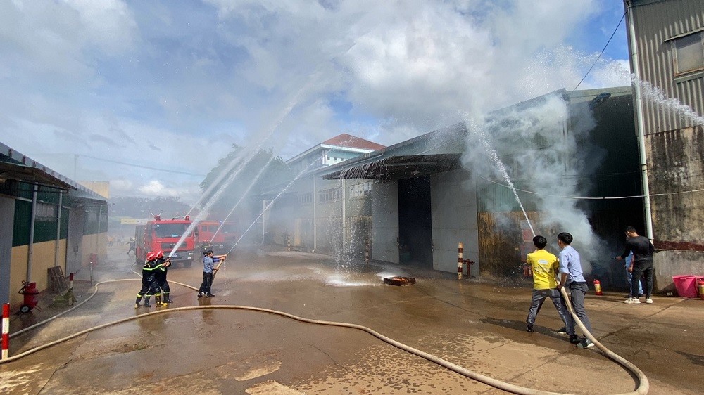 Cảnh sát PCCC & CHCN diễn tập chữa cháy tại kho hàng tại TP Pleiku. Ảnh Công an Gia Lai