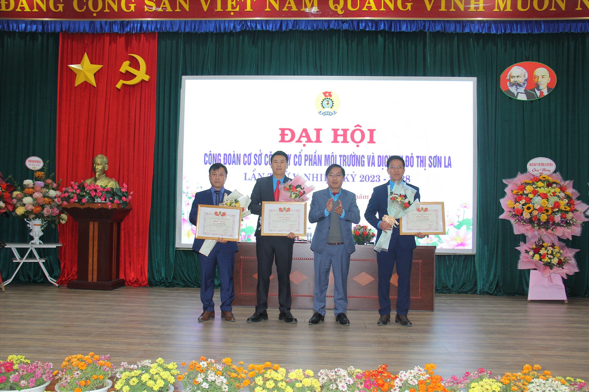 Ban chấp hành LĐLĐ tỉnh Sơn La tặng bằng khen cho đơn vị.