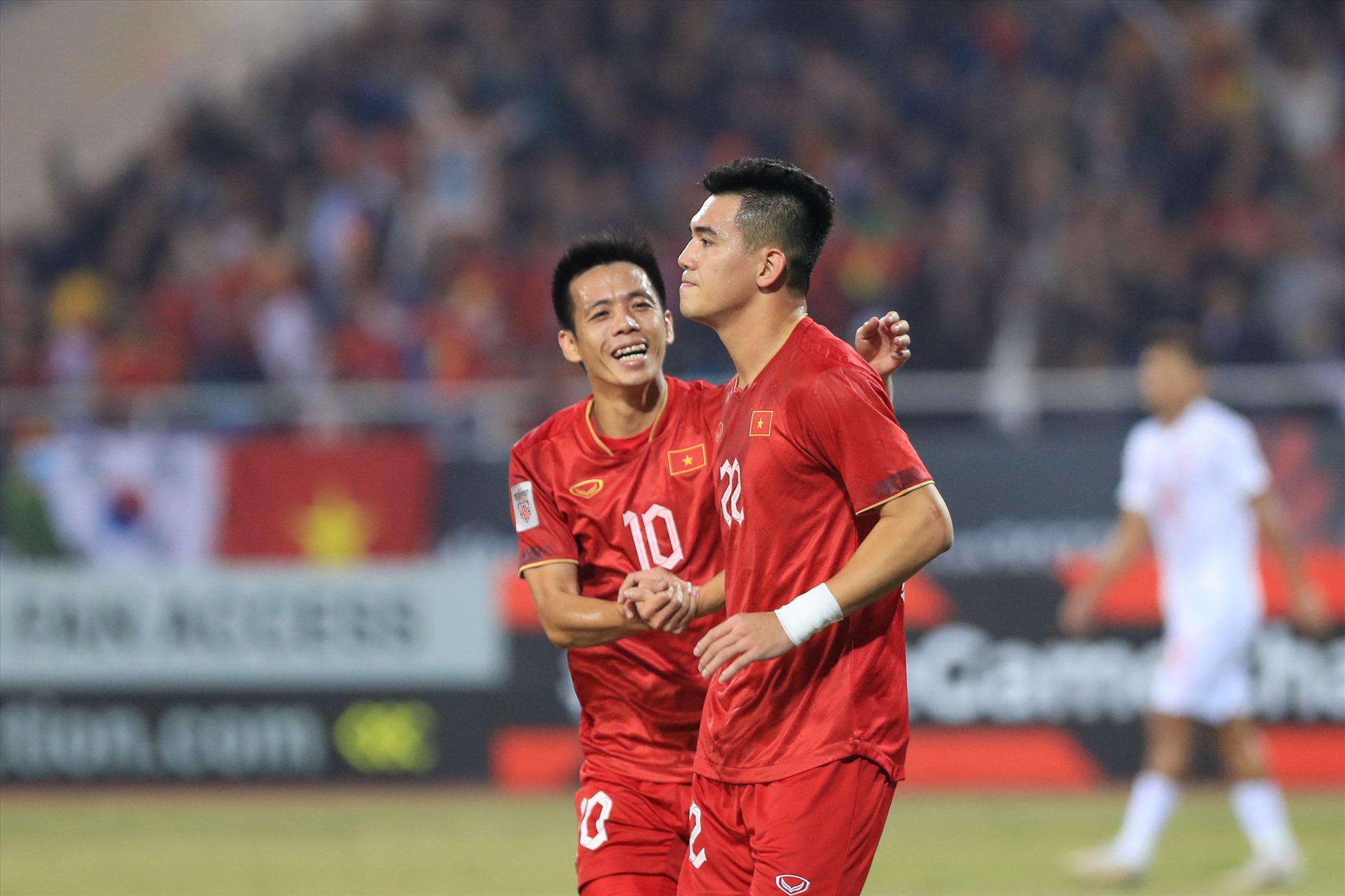 Lợi thế lớn về tâm lí, đội tuyển Việt Nam tiếp tục có thêm bàn thắng ở phút 27 do công của Tiến Linh.