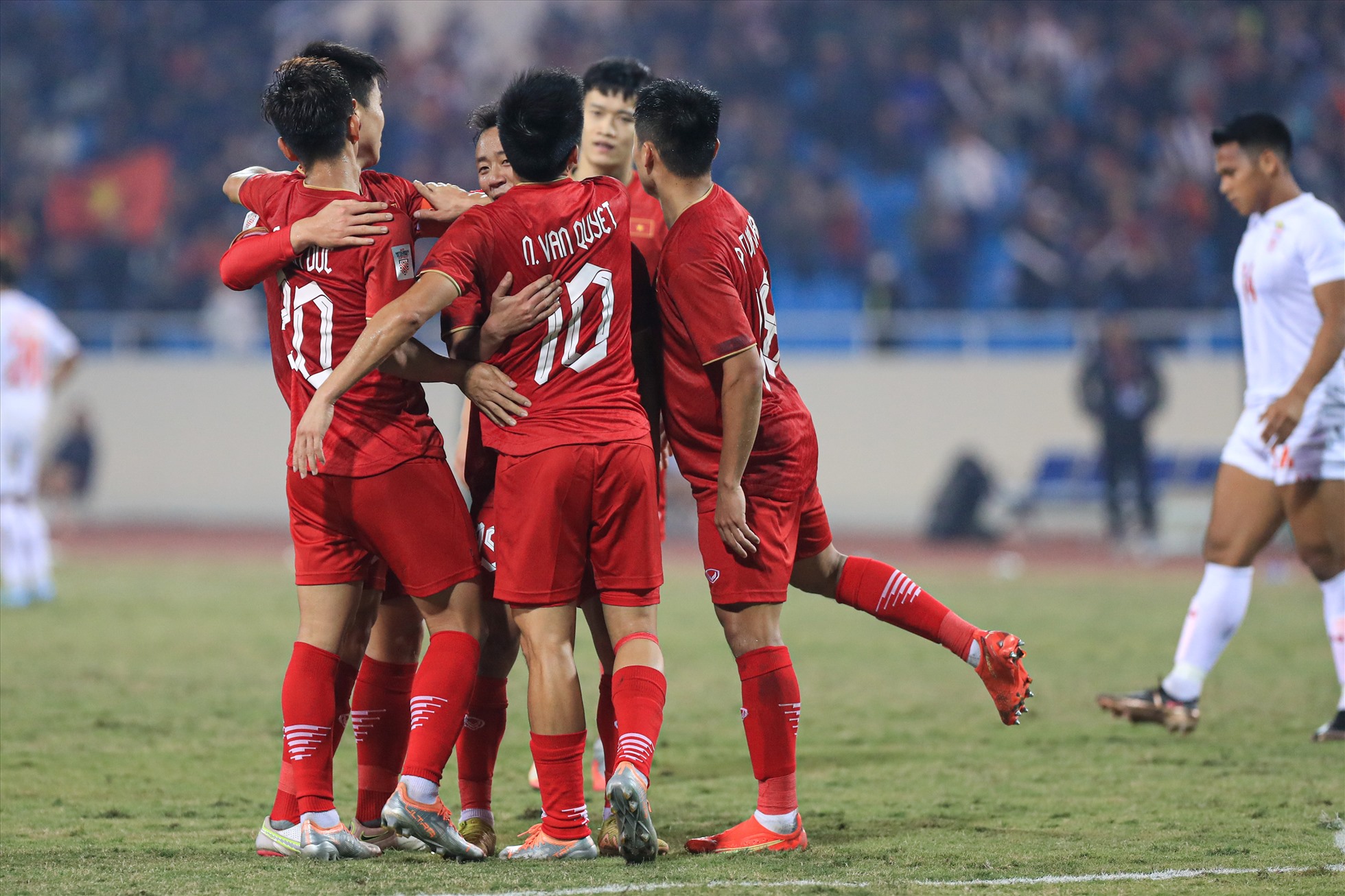 Kết quả này giúp đội tuyển Việt Nam lọt vào bán kết AFF Cup 2022 với ngôi đầu bảng B. Đối thủ ở trận chung kết lượt đi của thầy trò huấn luyện viên Park Hang-seo là Indonesia.