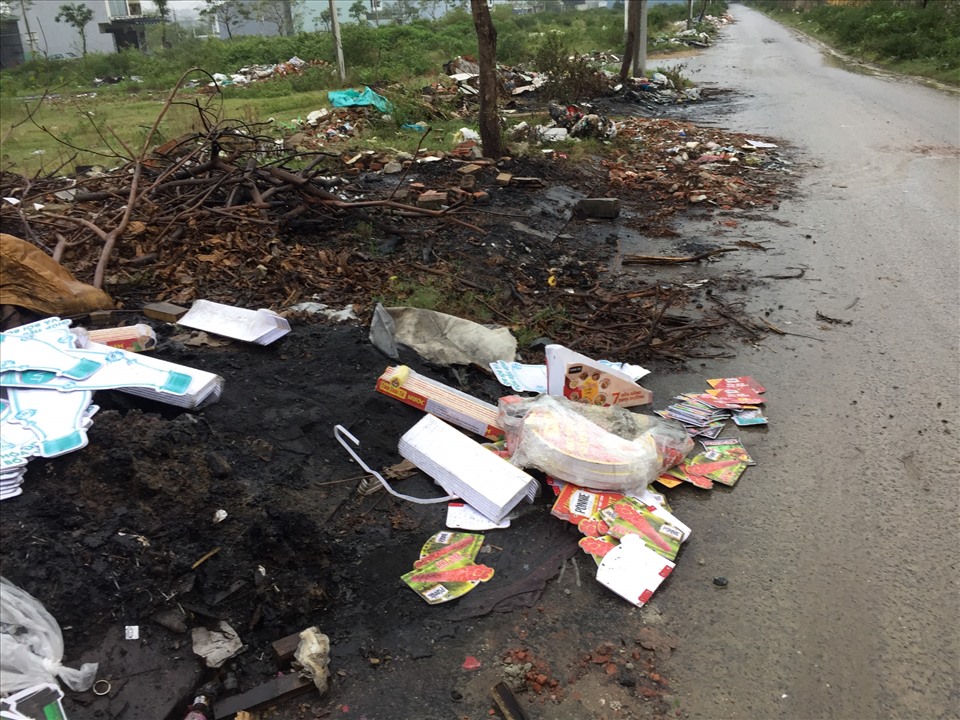 Các bãi rác đốt dở khắp nơi. Ảnh: Nguyễn Linh