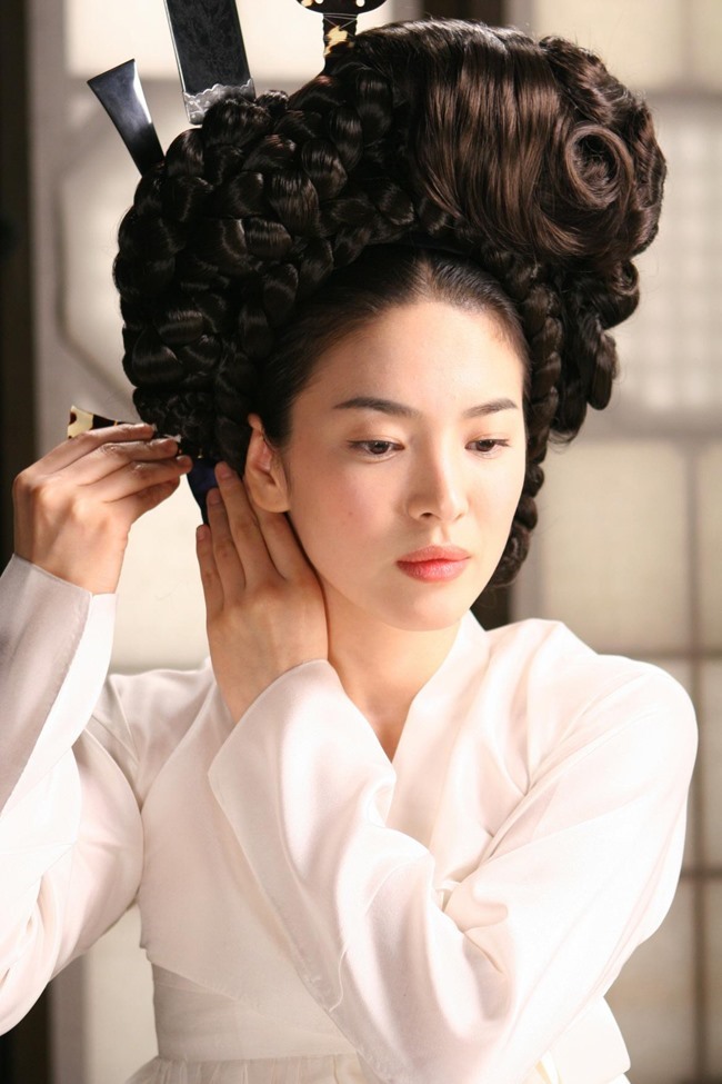 Song Hye Kyo biến hóa đầy quyến rũ, gợi cảm trong “Hwang Jin Yi“. Ảnh: Naver