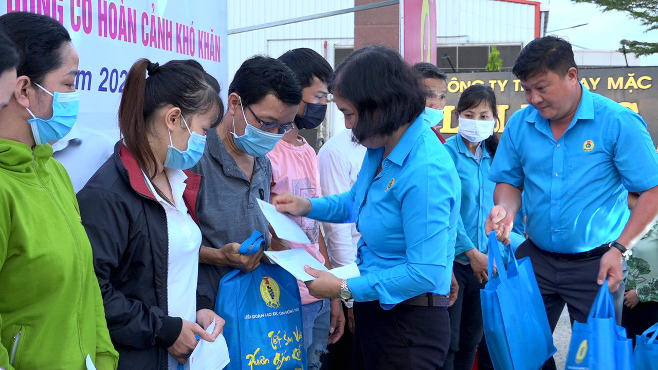 Bà Nguyễn Thị Thuỷ Tiên trao quà cho đoàn viên, người lao động có hoàn cảnh khó khăn. Ảnh: Thanh Nhàn