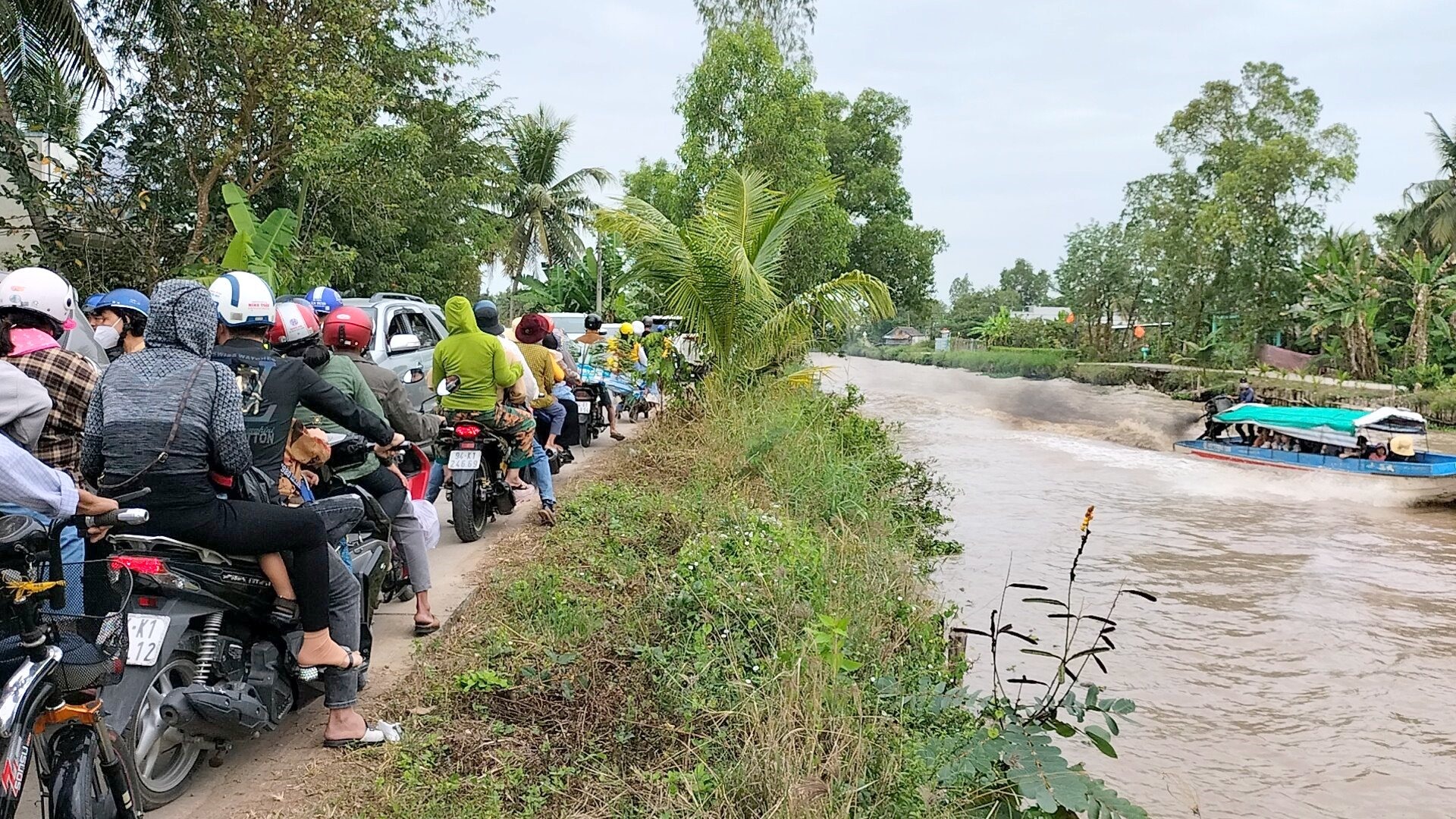 Dưới sông, trên bờ đều kẹt cứng vì lượng người quá đông đi vào Chùa Hưng Thiện, huyện Vĩnh Lợi, tỉnh Bạc Liêu. Ảnh: Nhật Hồ