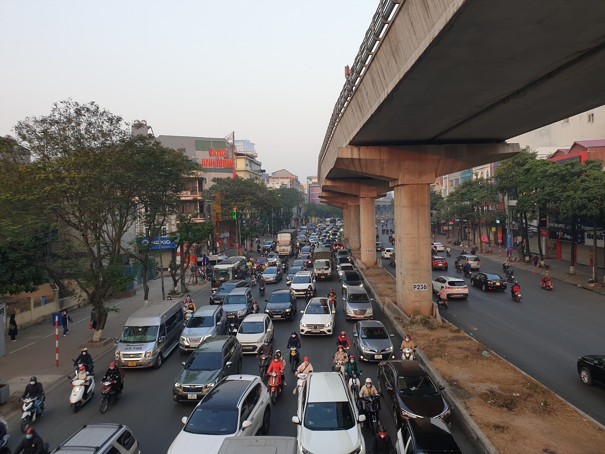 Đường Hồ Tùng Mậu dẫn vào nội thành Hà Nội đông nghẹt người trong ngày đi làm đầu tuần của năm mới Nhâm Dần. Ảnh: Phạm Đông