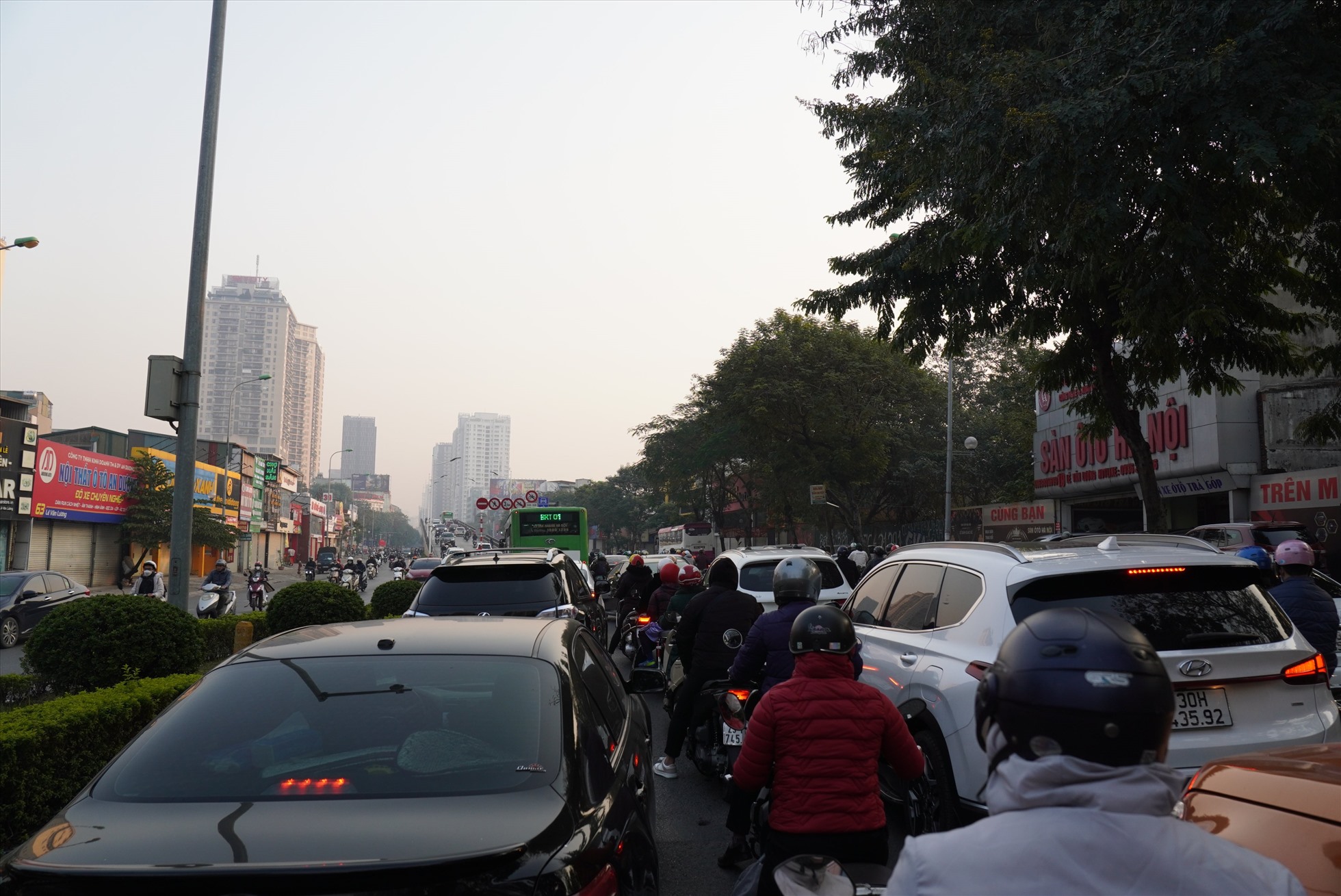 Tuyến đường Lê Văn Lương ùn tắc khiến các phương tiện di chuyển chậm. Ảnh: Hữu Chánh