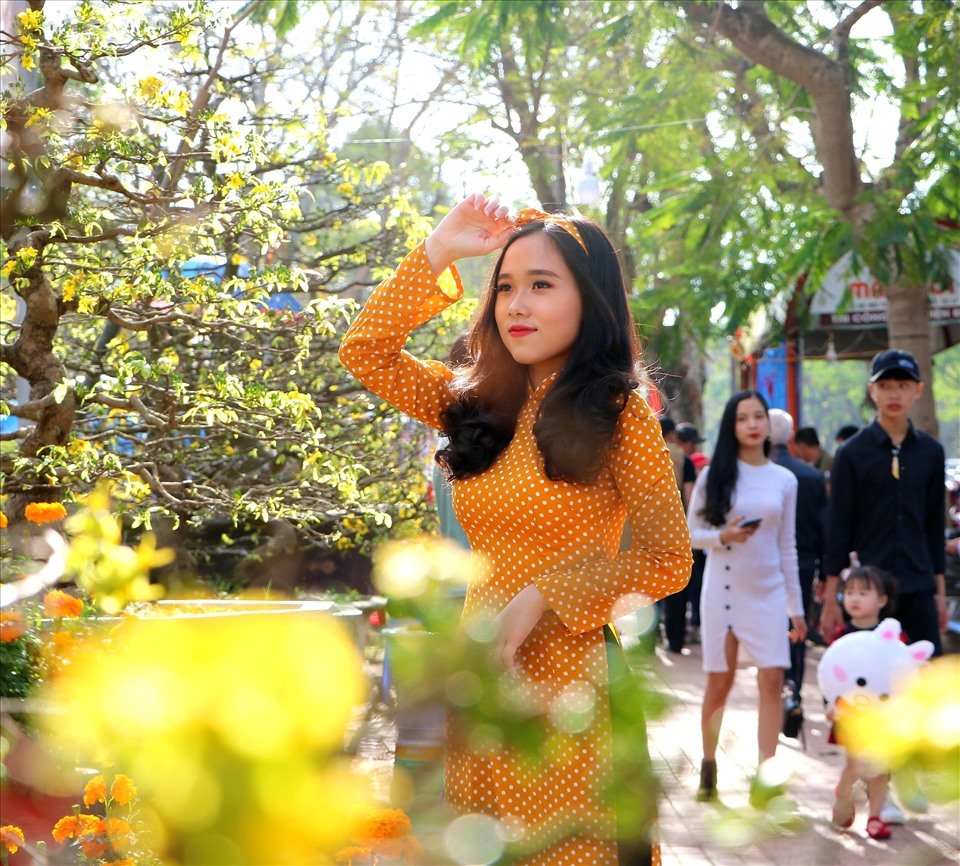 Áo dài cách tân được nhiều bạn trẻ yêu thích. Ảnh: P. Đạt.