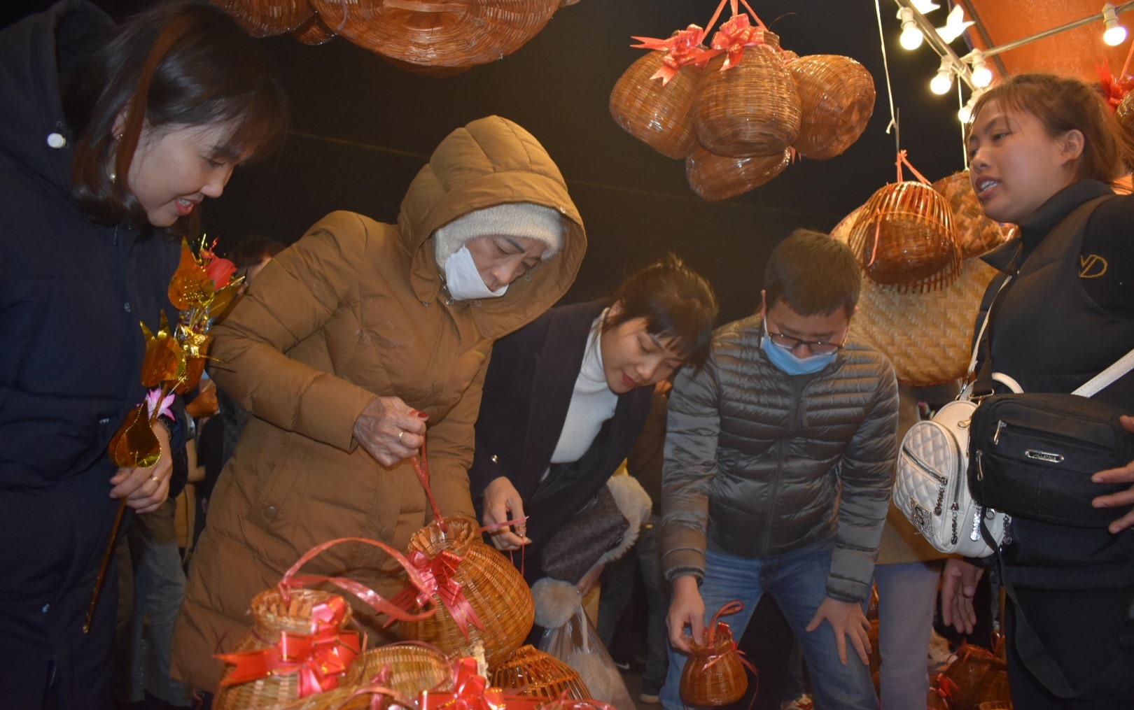 Người mua, kẻ bán sôi động tại chợ Viềng phủ huyện Vụ Bản. Ảnh: Trung Du