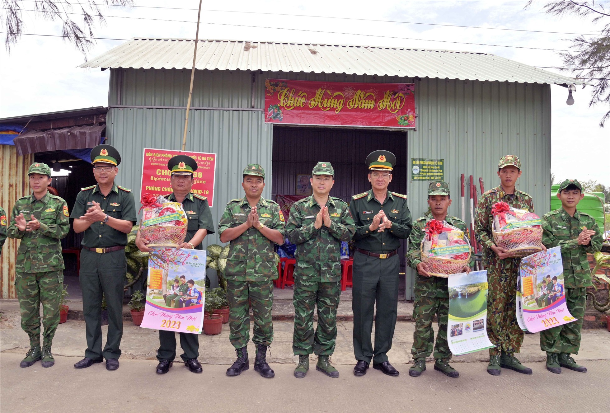 Đại tá Huỳnh Văn Đông, Chính uỷ Bộ đội biên phòng Kiên Giang thăm, tặng quà cán bộ chiến sĩ làm việc tại chốt khu vực biên giớidịp Tết. Ảnh: BĐBP Kiên Giang
