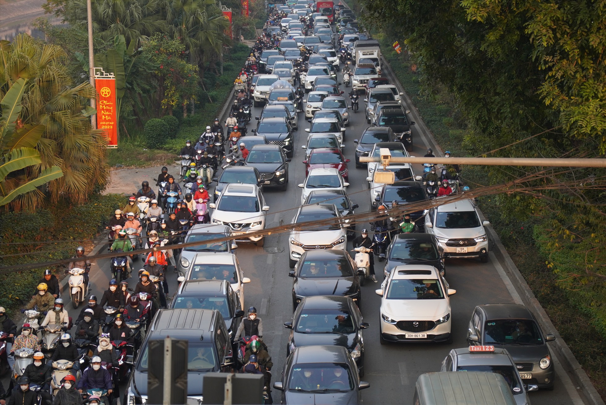 Đường Láng vẫn là một trong những điểm nóng về ùn tắc giao thông tại Hà Nội. Ảnh: Phạm Đông