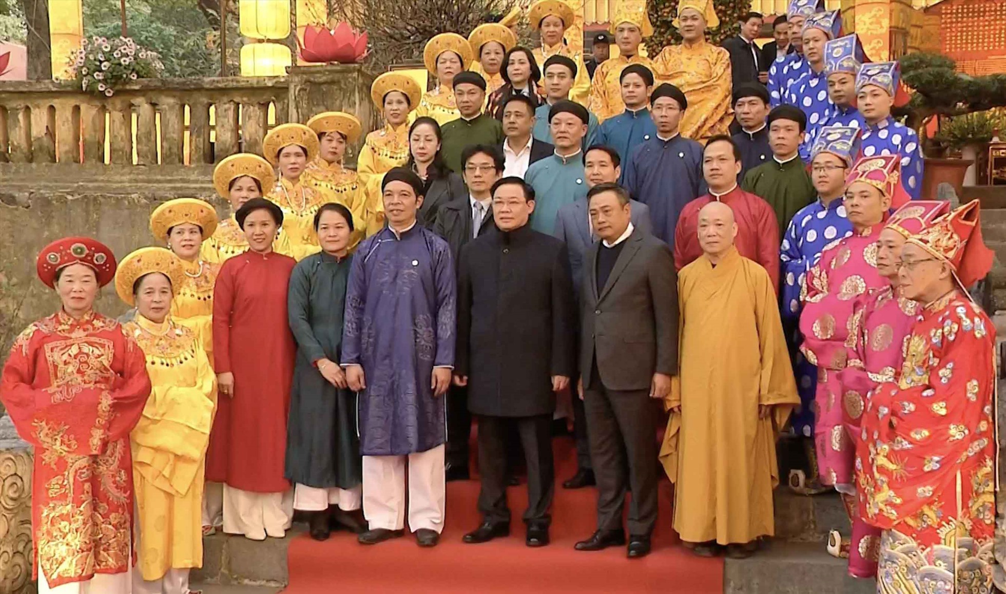 Chủ tịch Quốc hội Vương Đình Huệ chụp ảnh lưu niệm tại Hoàng thành Thăng Long. Ảnh: Dương Dung