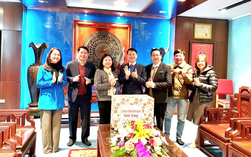 Lãnh đạo LĐLĐ tỉnh Thái Nguyên tặng quà doanh nghiệp, người lao động hoạt động sản xuất kinh doanh nhân dịp đầu năm Quý Mão 2023. Ảnh: Công đoàn Thái Nguyên