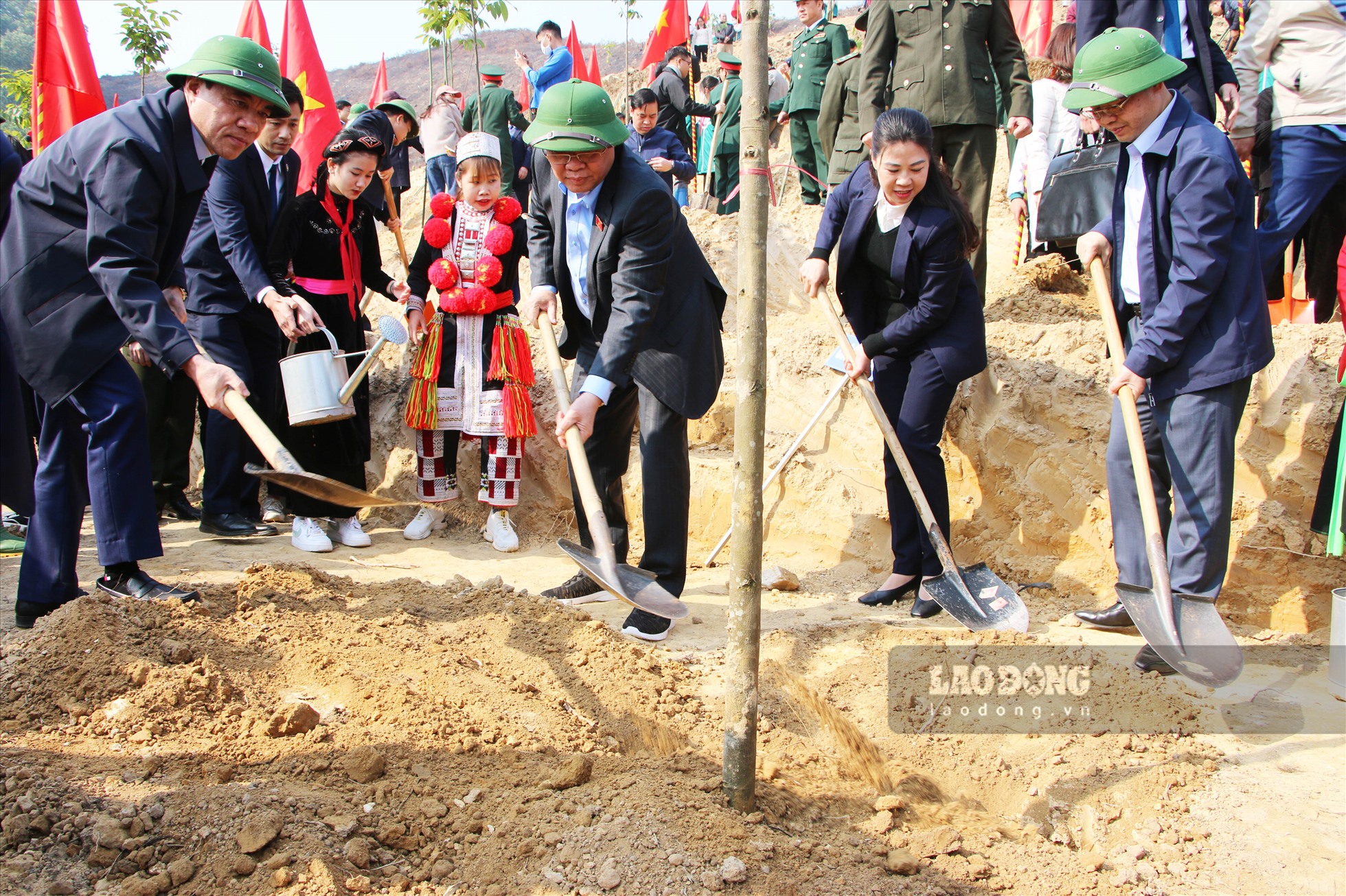 Chủ tịch Quốc hội Vương Đình Huệ cùng lãnh đạo tỉnh Tuyên Quang tham gia trồng cây tại thôn Trường Sơn, xã Yên Sơn.