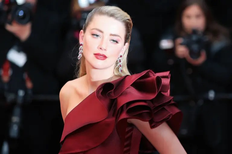 Amber Heard là một trong những huyền thoại nhan sắc Hollywood. Cô có ngũ quan cân đối, hài hòa và toát ra nét quyến rũ, bí ẩn. Ảnh: AFP
