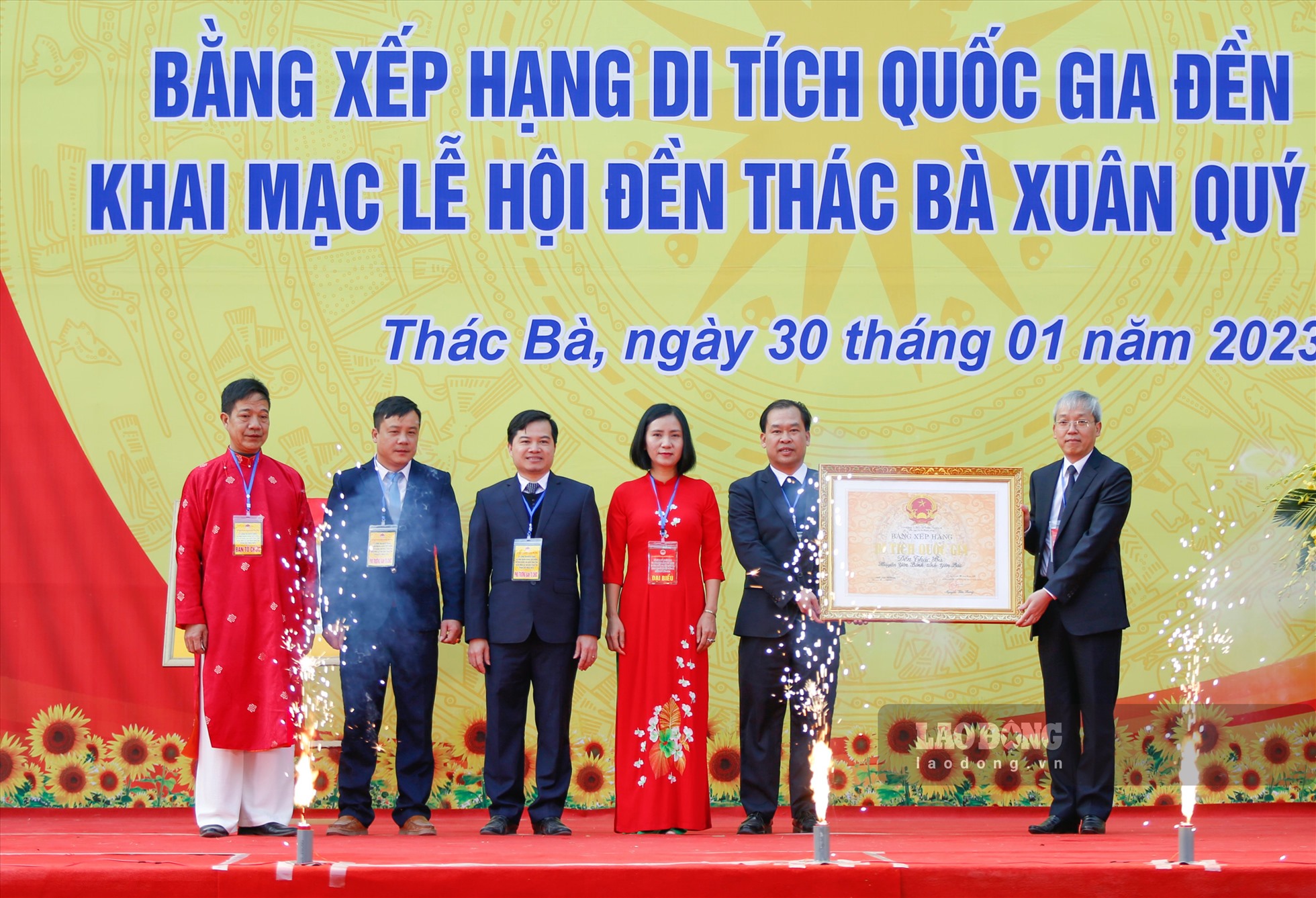 Tại buổi lễ, ông Trần Đình Thành - Cục phó Cục Di sản Văn hóa đã trao bằng xếp hạng của Bộ trưởng Bộ VHTT&DL đối với Di tích Quốc gia Đền Thác Bà.
