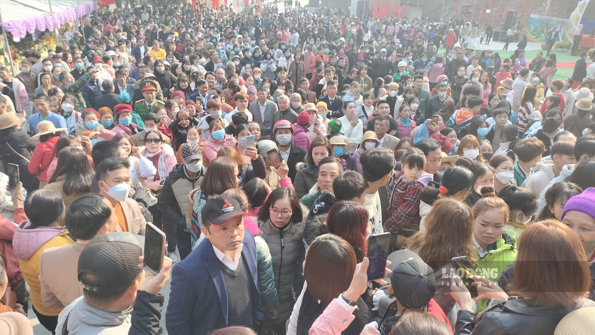 Rất đông người dân từ khắp mọi nơi khi hay tin đã nô nức kéo đến tham dự dịp Lễ trọng đại này.