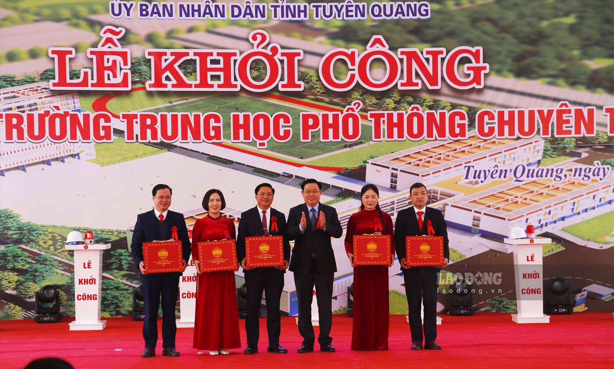 Chủ tịch Quốc hội Vương Đình Huệ tặng quà và thiếp chúc mừng lãnh đạo Trường THPT chuyên Tuyên Quang.
