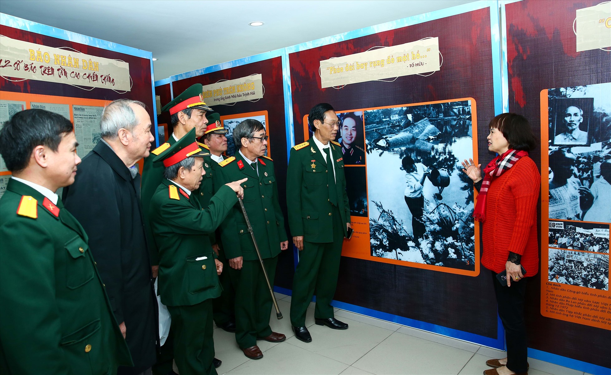 Cựu chiến binh Cơ quan Hội Nhà báo Việt Nam thăm gian trưng bày chuyên đề Báo chí xung trận “Hà Nội - Điện Biên Phủ trên không” tại Bảo tàng Báo chí Việt Nam. Ảnh:
