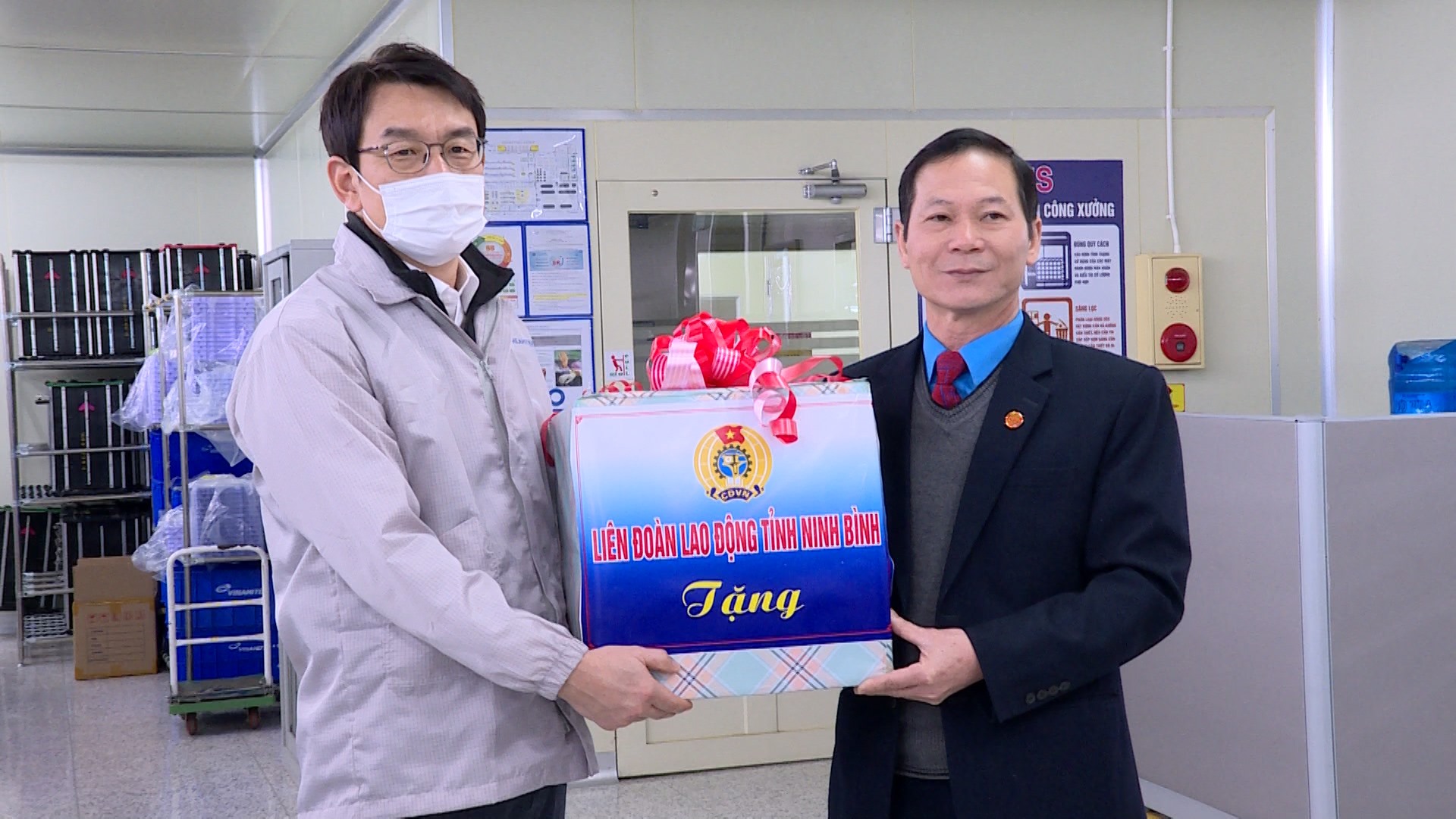 Đại diện lãnh đạo LĐLĐ tỉnh Ninh Bình tặng quà cho doanh nghiệp. Ảnh: Diệu Anh