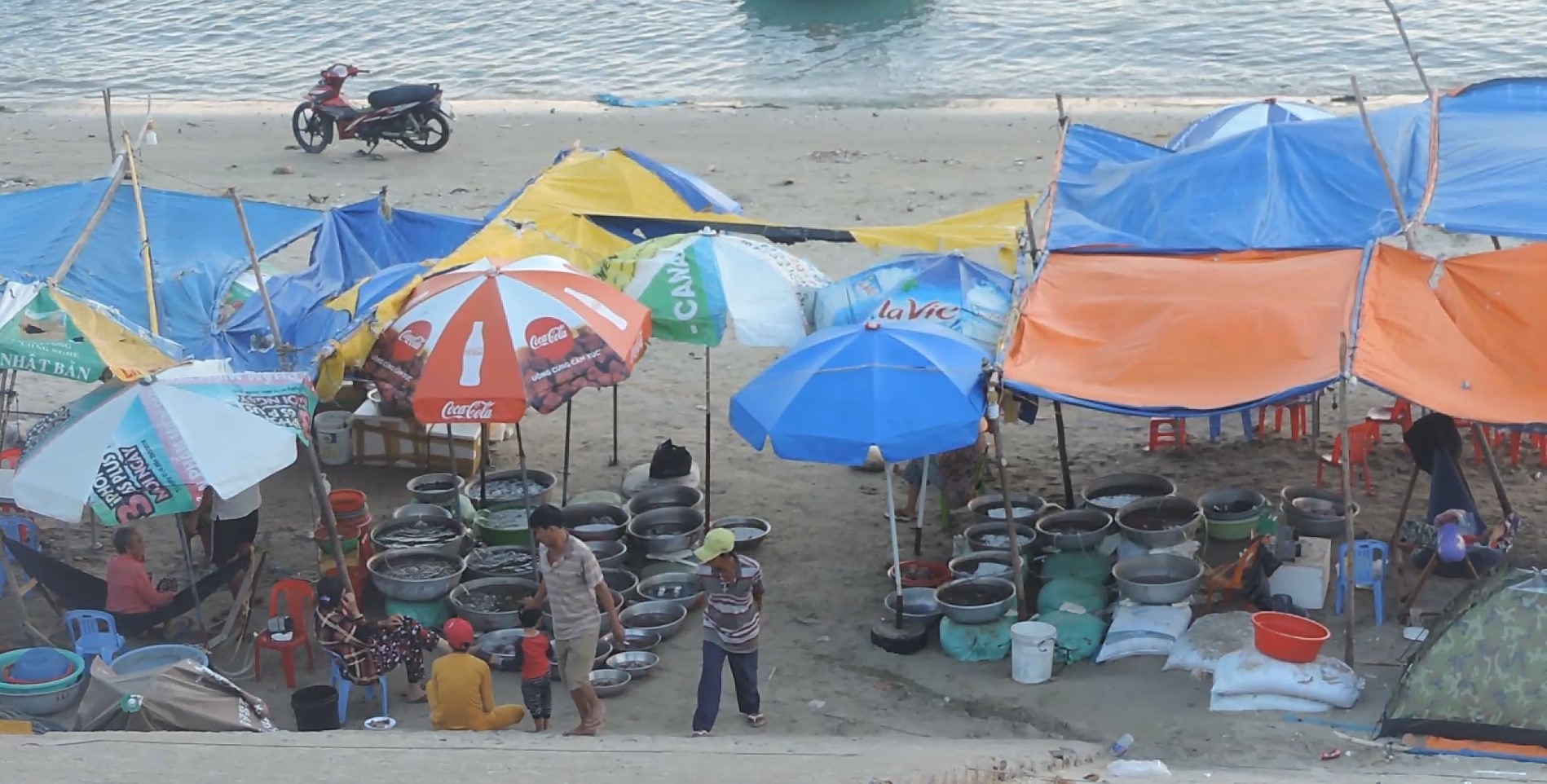 Cận cảnh các lều quán tự phát gây cảnh tượng nhếch nhác tại bờ biển Làng chài Mũi Né. Ảnh: Duy Tuấn
