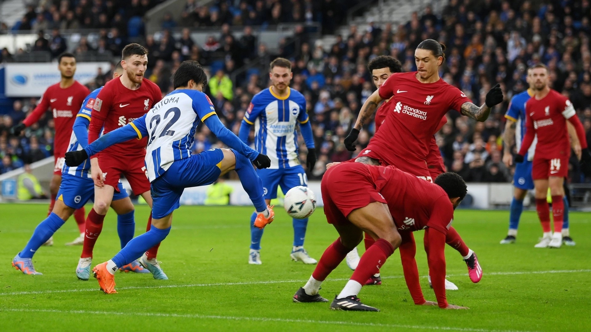 Robertson và các cầu thủ Liverpool sững sờ trước siêu phẩm của Kaoru Mitoma bên phía Brighton. Ảnh: FA