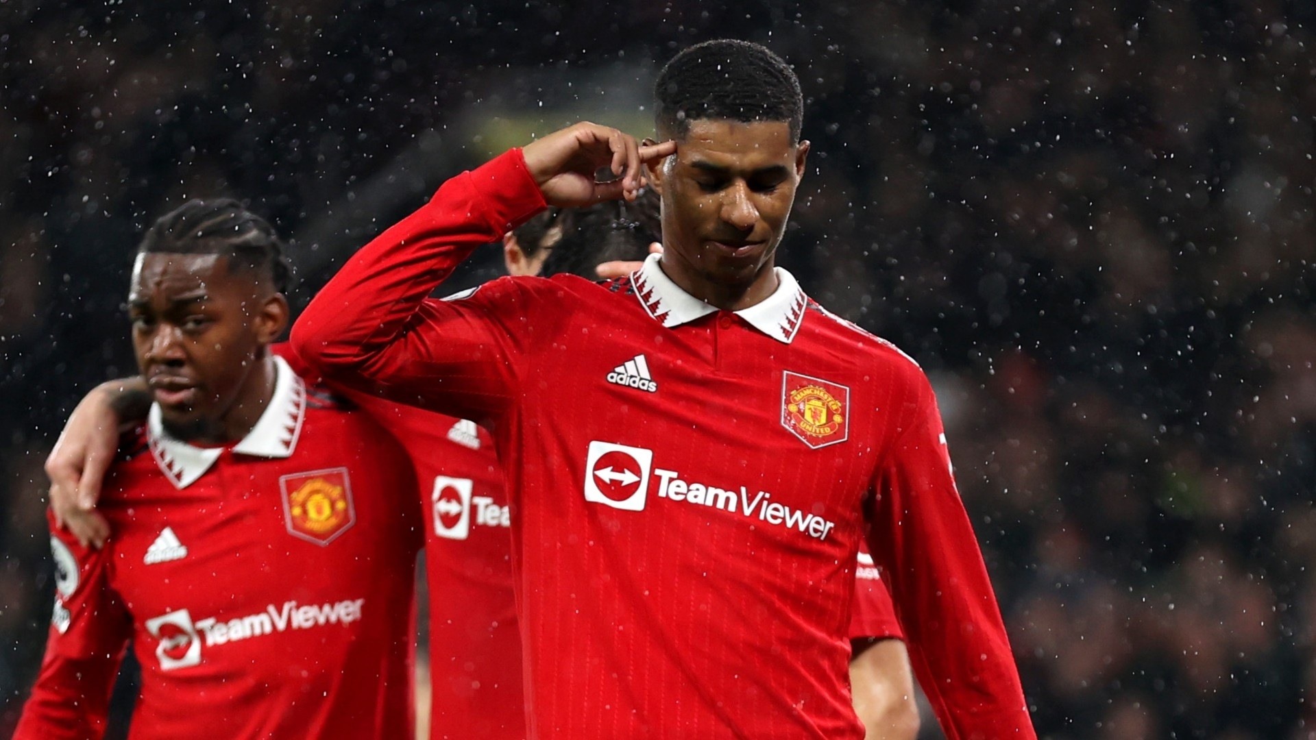 Kiểu ăn mừng bàn thắng của Marcus Rashford có ý nghĩa gì?