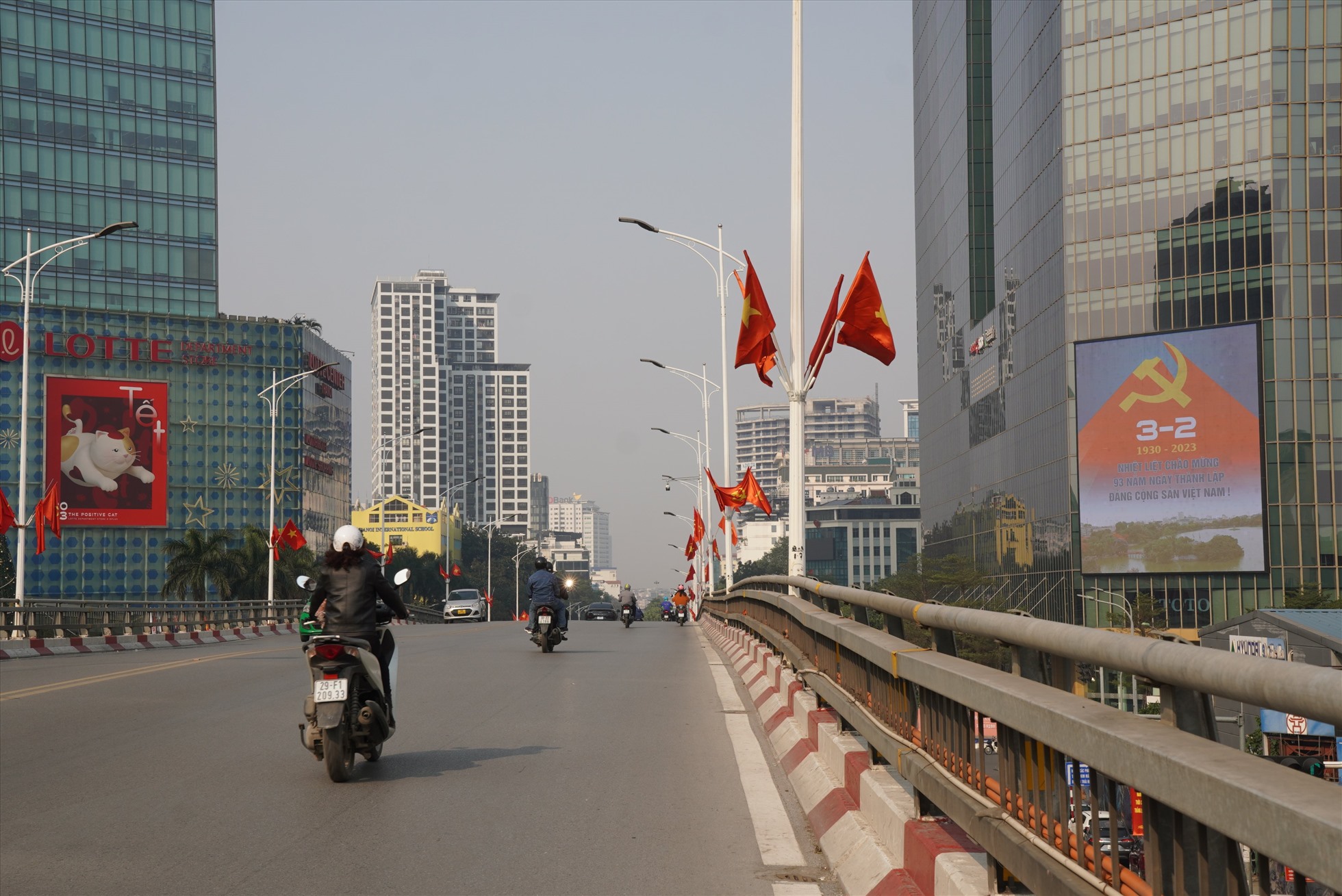 Các tuyến phố Hà Nội hiện đã được trang hoàng rực rỡ cờ hoa để hướng đến kỷ niệm 93 năm ngày thành lập Đảng (3.2.1930 - 3.2.2023).