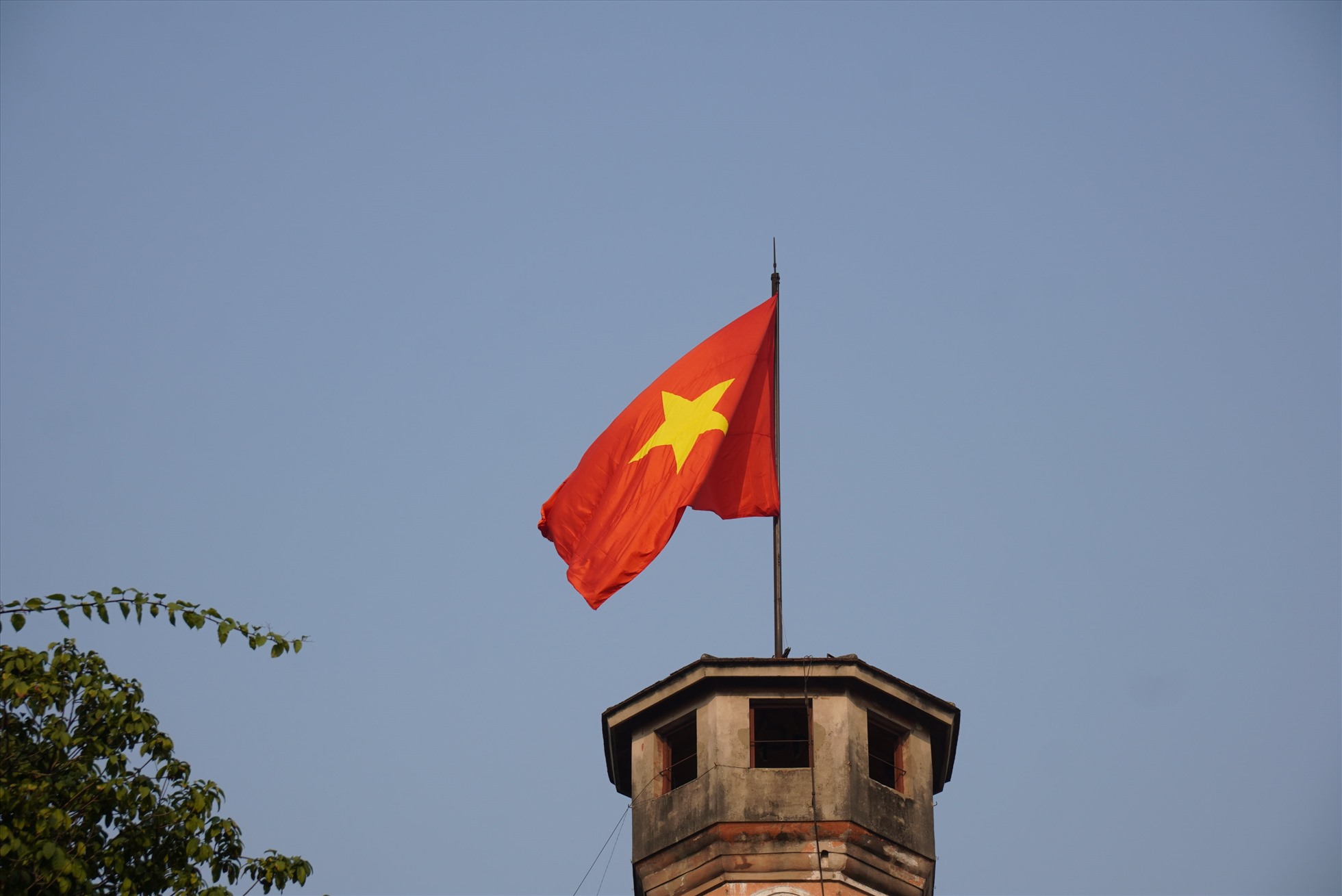 Lá cờ Tổ quốc tung bay trên đỉnh Cột cờ Hà Nội. Ảnh: Phạm Đông