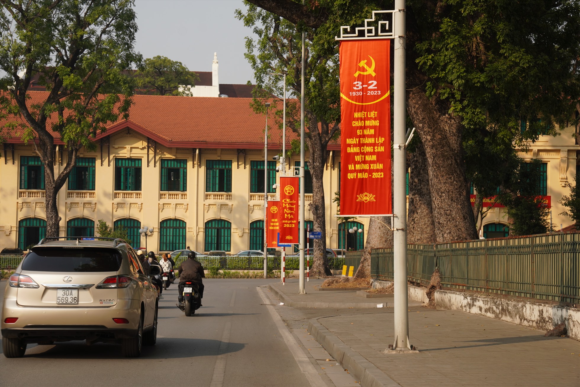 Băng rôn đậm sắc đỏ treo dọc đường Hoàng Văn Thụ. Ảnh: Phạm Đông